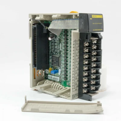 Nuovo controller logico programmabile Om-Ron-PLC originale-CQM1-Od214 modulo di uscita c.c. a 16 punti Prezzo buono