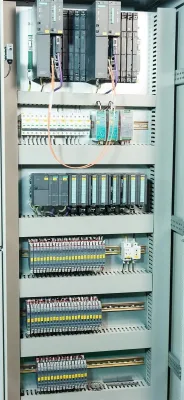 Quadro elettrico di comando con PLC, sistema di controllo PLC con HMI, automazione industriale