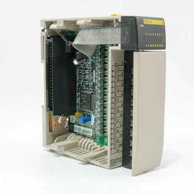 Nuovo controller logico programmabile Om-Ron-PLC originale-CQM1-Od214 modulo di uscita c.c. a 16 punti Prezzo buono