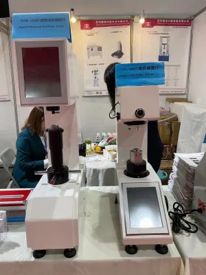 Tester di durezza Rockwell in plastica con touch screen