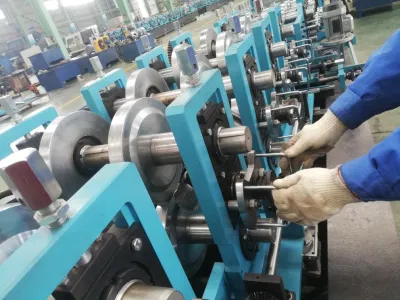 Prezzo di fabbrica a buon mercato Full automatico cambiabile CZ acciaio Purlin freddo Macchina per la formatura di rotoli con PLC