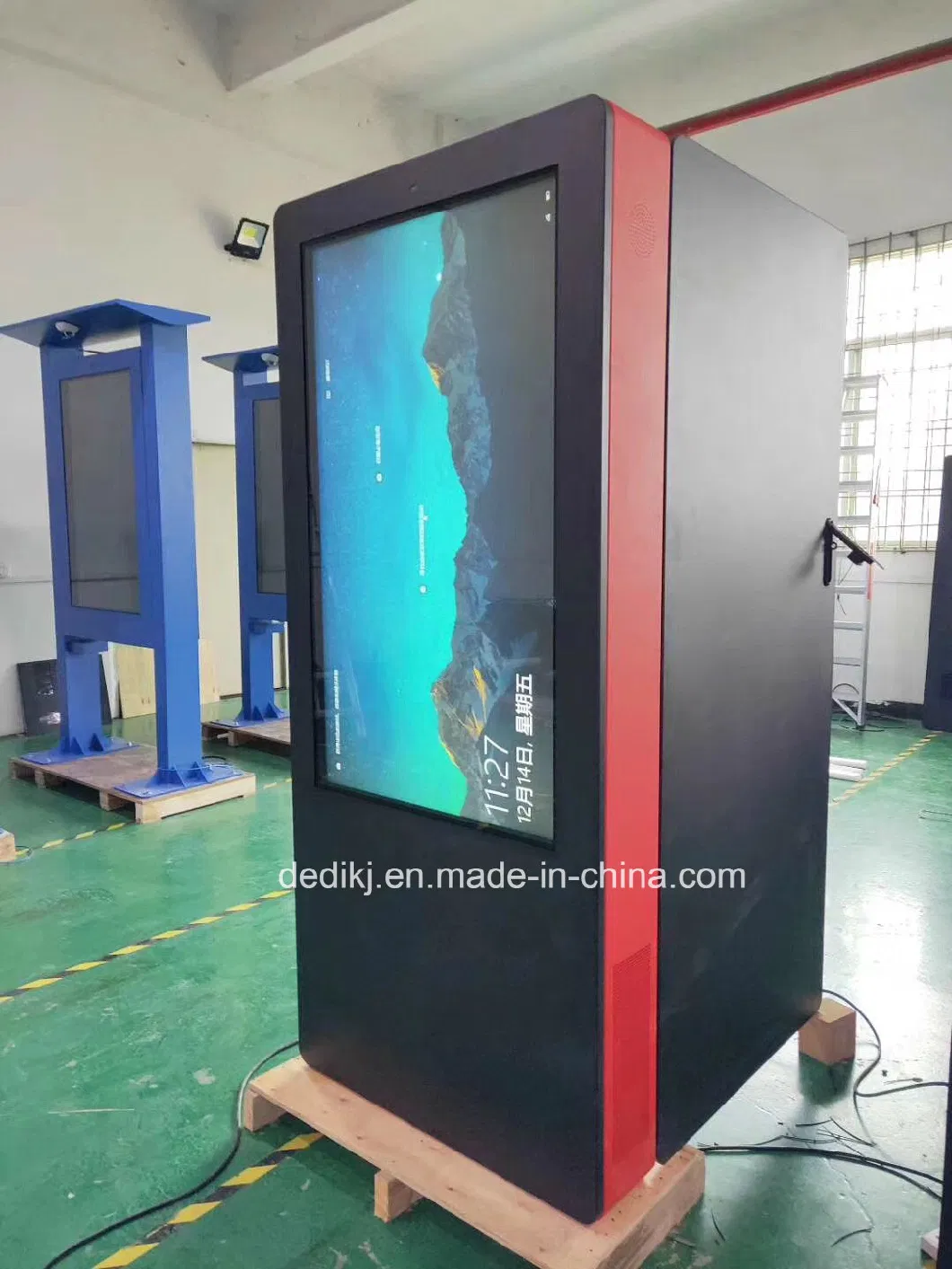 OEM&amp; ODM 65&prime;&prime; Outdoor IP65 Wall Mount Digital Signage Touchscreen