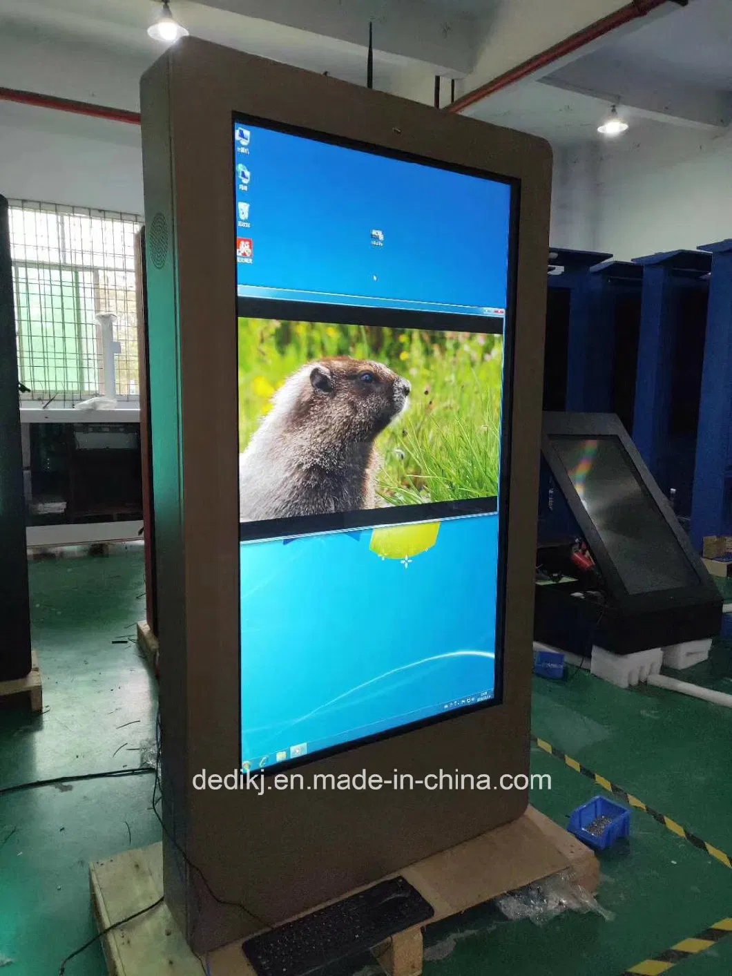 OEM&amp; ODM 65&prime;&prime; Outdoor IP65 Wall Mount Digital Signage Touchscreen