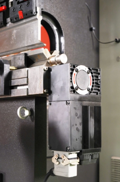 Automatic Hydraulic CNC Back Gauge X Y Aaxis Hydraulic CNC Press Brake Machine Sheet Metal Bending Machine 63t 110t 160t
