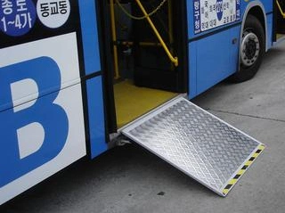 Bus Wheelchair Access Ramp Load 450kg Manual Flip Aluminum Panel for Mini Van