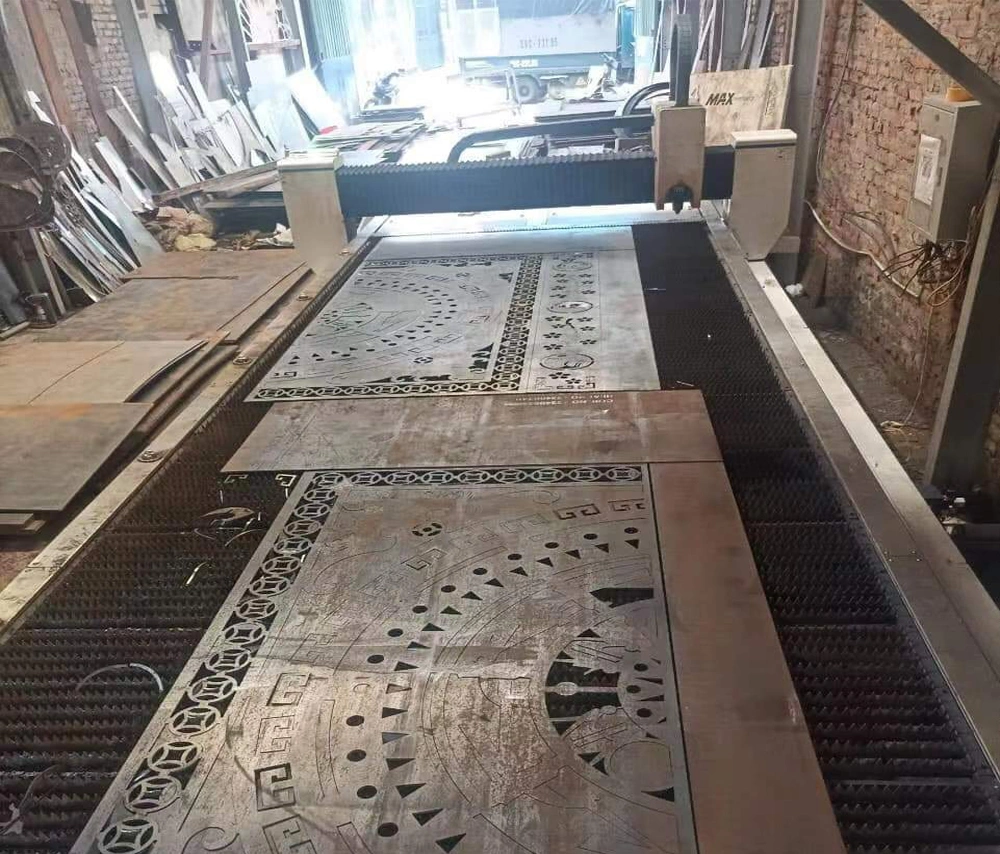 Table with Full Cover CNC Fiber Laser Cutting Sheet and Pipe Machine