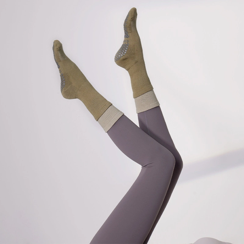 Women Non-Slip Custom Logo Middle Tube Pressure Fitness Pilate Yoga Socks
