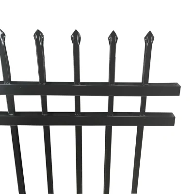 Design con recinzione a tubo quadrato in acciaio per pannelli in metallo