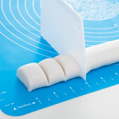 No gruesa estera de pasta de silicona Stick para pastelería rodando con las mediciones