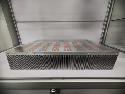 Dissipatore di calore ad alette saltato con tubo di calore incorporato in lega di alluminio personalizzato Con parti di lavorazione CNC per il raffreddamento di macchine laser di grandi dimensioni