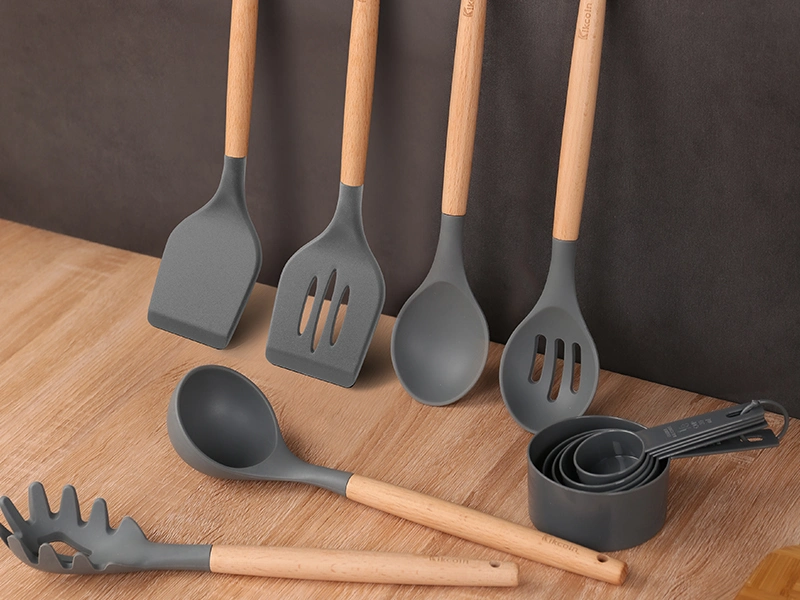 Kitchen Utensils Set Wood Handle Silicone Cooking Utensils Set with Holder Spatulas Silicone Heat Resistant Cooking Gadgets for Nonstick Cookware
