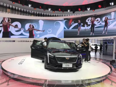 Coche pasando una plataforma giratoria giratoria coche giratorio automático