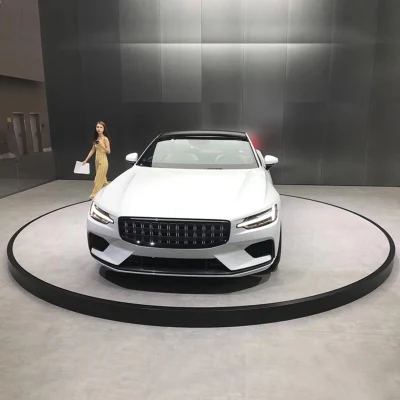 360 градусов стоянка автомобилей вращающейся платформы на дисплее