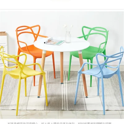 Precio al por mayor de sillas de plástico apilables para exteriores para salones/restaurantes. Mobiliario para comedor/moderno/fiestas/jardín/tienda de café/eventos/sala de estar.
