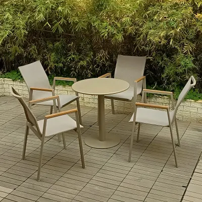 Silla basculante apilable de patio al aire libre en el marco de acero de color marrón de gama alta del brazo de madera de teca público Zona de descanso para comer la eslinga de café al aire libre jardín de aluminio Silla apilable sillón