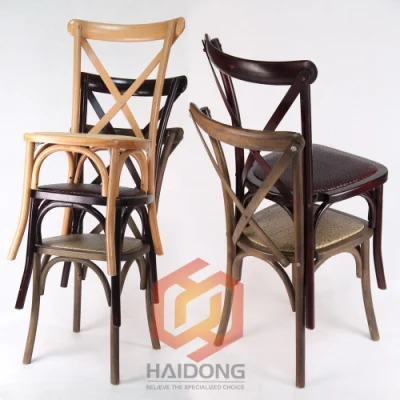 Sillas de comedor cruzadas de viñedo de madera de roble y haya apilables antiguas para bodas al aire libre.