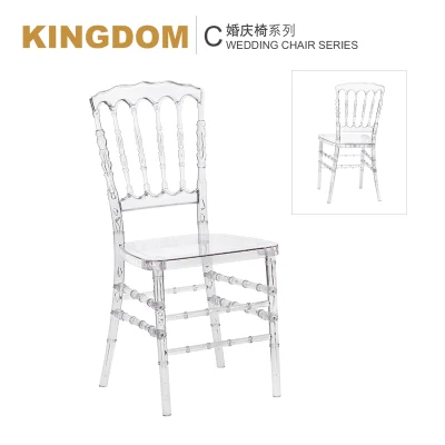 Apilando sillas de plástico transparente para fiestas, eventos, banquetes y bodas de acrílico Chiavari.