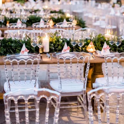 Apilando sillas de plástico transparente para fiestas, eventos, banquetes y bodas de acrílico Chiavari.