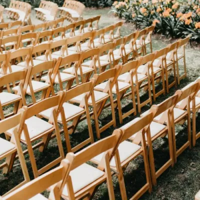 Fiesta de Banquete al por mayor Natural de madera Wimbledon silla plegable con relleno para Boda