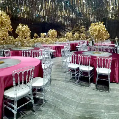 Apilando sillas de plástico transparente para fiestas, eventos, banquetes y bodas de acrílico Chiavari.