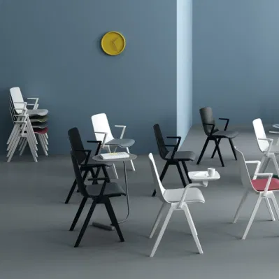 Sedia da ufficio in plastica per conferenze all&prime;ingrosso dal design moderno con impilabile Bracciolo