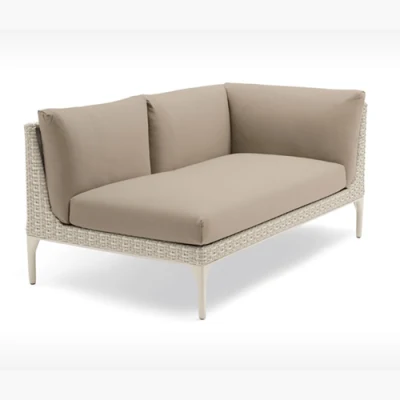 Set di divani esterni con combinazione di mobili in rattan e patio con giardino