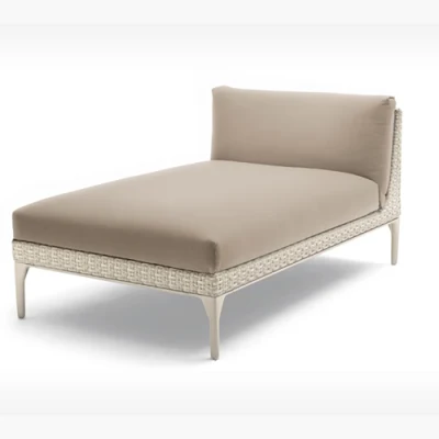 Set di divani esterni con combinazione di mobili in rattan e patio con giardino