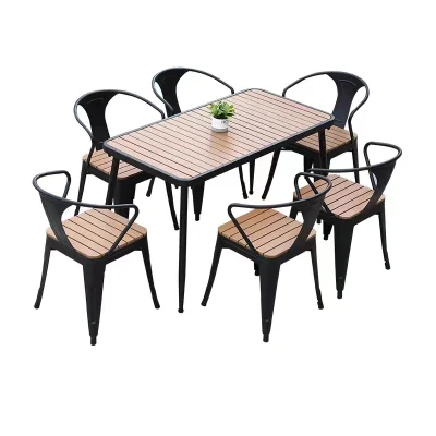 Semplice balcone all&prime;aperto, cortile con giardino, tempo libero, tavolo da pranzo all&prime;aperto