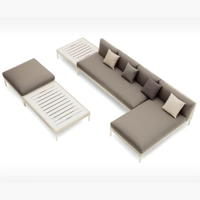 Set di divani esterni con combinazione di mobili in rattan e patio con giardino