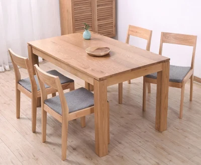  Tavolo da pranzo in legno di quercia con due sedie e. Un banco (M-X1094)