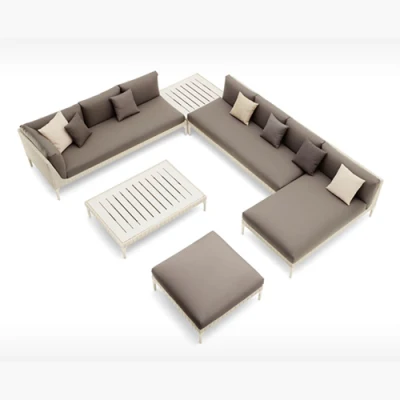 Set di divani esterni con combinazione di mobili in rattan e patio con giardino