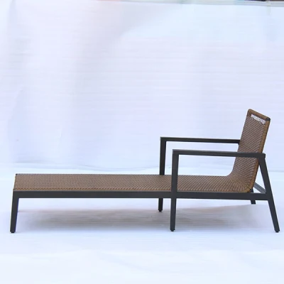  Piscina in stile moderno, lettini nordici a bordo piscina, sedia in rattan Letto