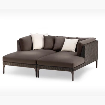 Set di divani esterni con combinazione di mobili in rattan e patio con giardino