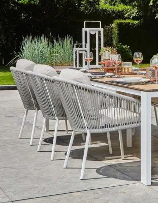  Tavolo da pranzo e sedie senza tempo all&prime;aperto White Mix Per gli amanti dello stile classico