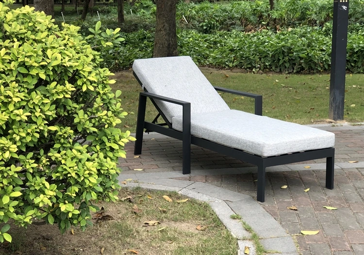 0.7 Single OEM Foshan Deck Lounger in Pool Ledge China