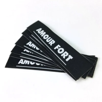 Vendita all&prime;ingrosso Logo 3D personalizzato tessuto Damask cucito impermeabile Abbigliamento Etichetta Abbigliamento Produttore