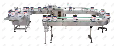 Etichettatrice con adesivi per vasetti di vetro