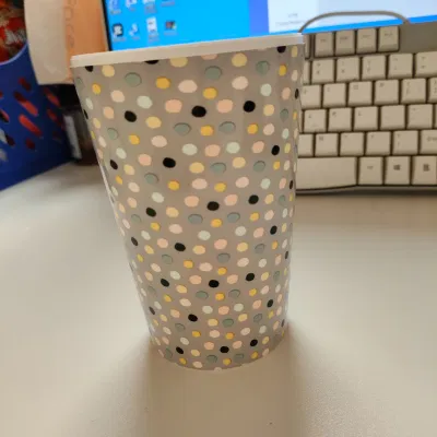 Bottiglia a tazza in plastica utilizzare etichetta Icl nell&prime;etichetta dello stampo