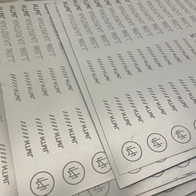 Pellicola di carta per trasferimento termico per camicie bianche a T con luce stampabile Vinile a trasferimento termico per stampanti LaserJet e a getto d&prime;inchiostro