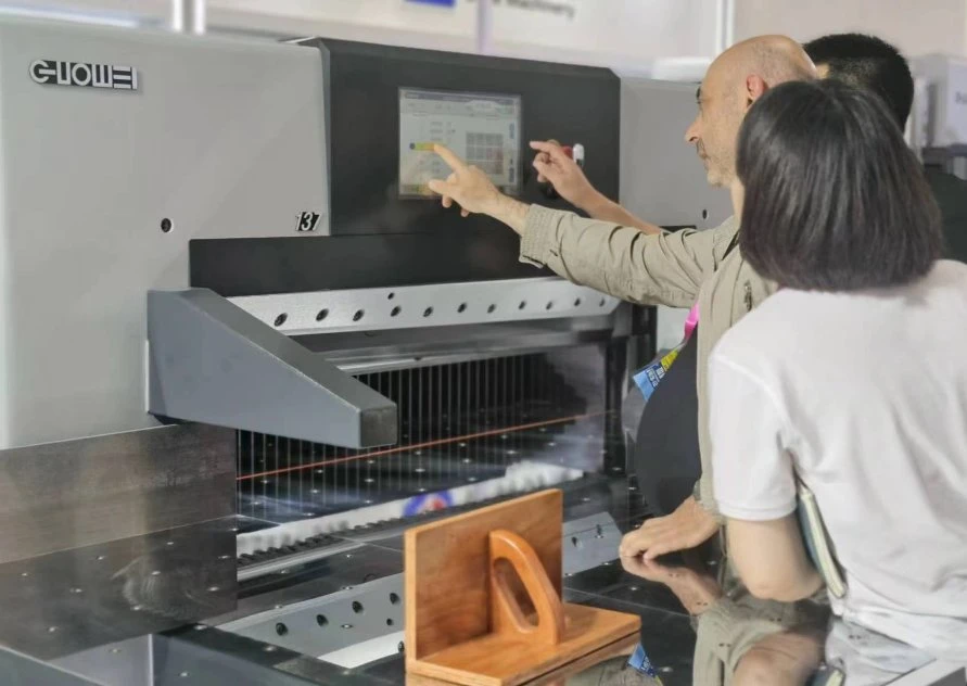 Industrial Automatic Paper Cutting Machine Program Control Paper Guillotine Cutter (92K)