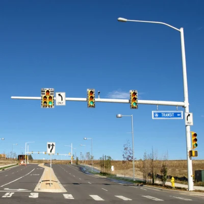 Singolo doppio braccio acciaio zincato metallo illuminazione TVCC traffico telecamera Polo segnale luminoso