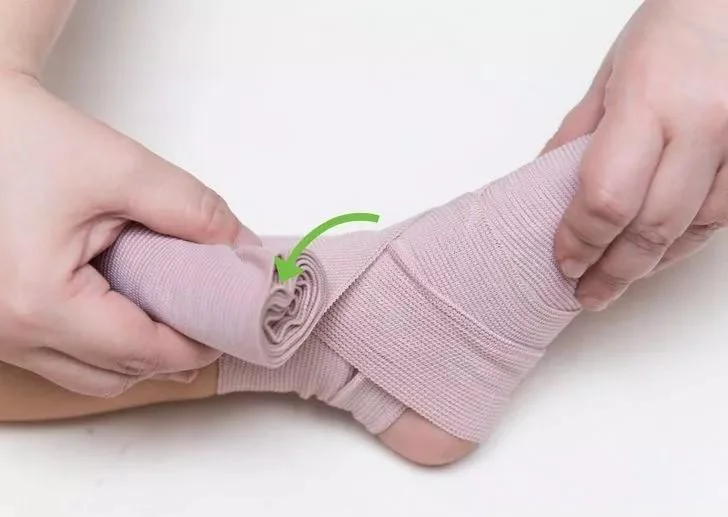 Medical Disposable Lightweight and Breathable PBT Conforming Bandage