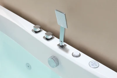 Doccia quadrata con getto idromassaggio, vasca idromassaggio e vasca da bagno