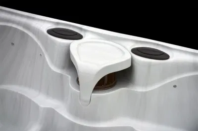 Popolare piscina esterna con idromassaggio e SPA