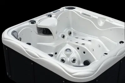 Popolare piscina esterna con idromassaggio e SPA