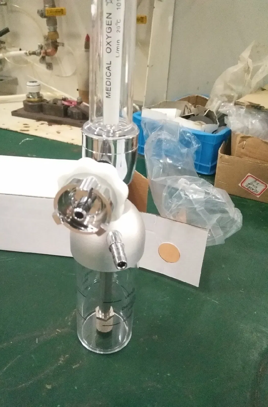 Different Type Oxygen Regulator for Double Flowmeter with Connect and Humidifier Bottle of Work Pressure