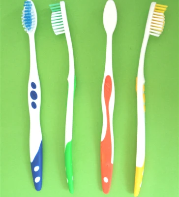 Campione gratuito nuovo design Oral Care produzione di spazzolino per adulti