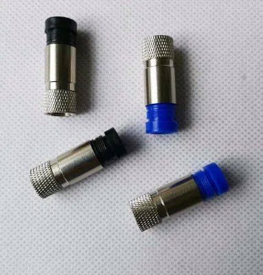 La compresión de RG6 el conector torcida en