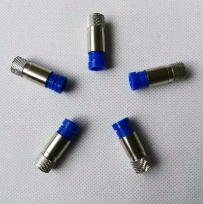 La compresión de RG6 el conector torcida en
