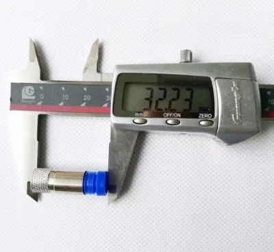 La compresión de RG6 el conector torcida en